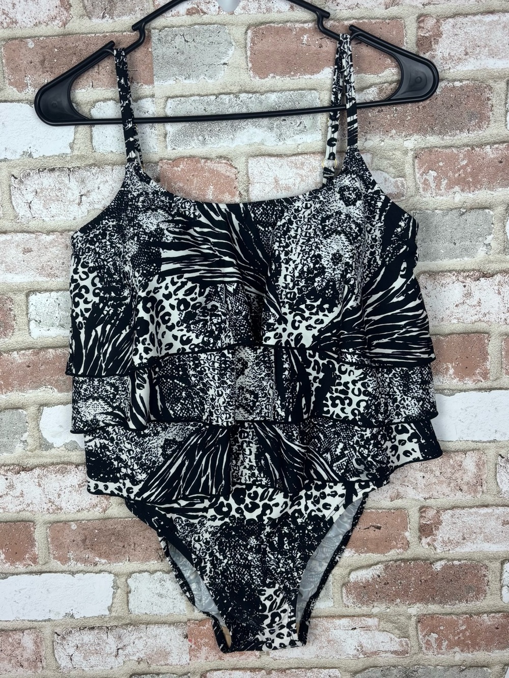 Shore shapes women’s ruffle swimsuit one piece size 10 Black white